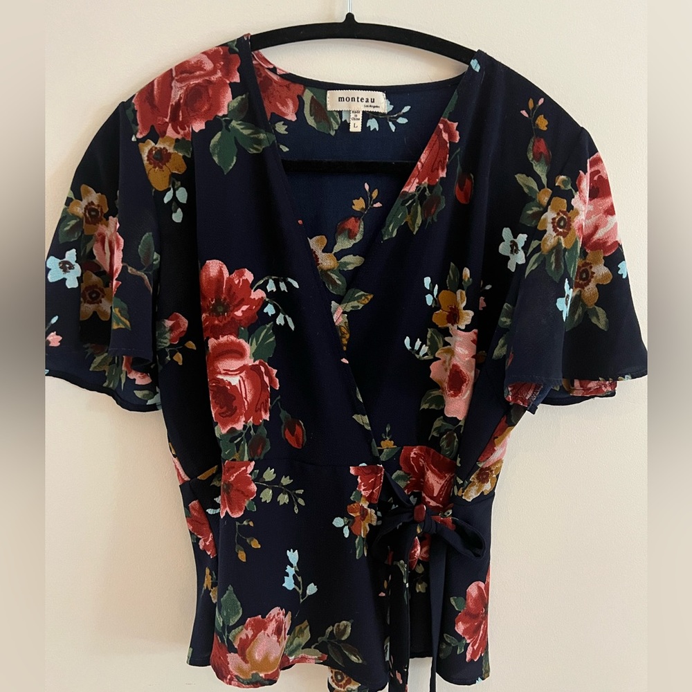 Monteau wrap top, navy w floral